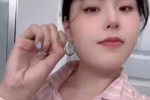 fb中国-李月汝因伤报销后首次更新社媒 晒手势舞：我对你下达心动通缉令