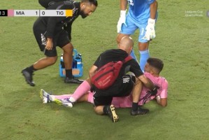 fb中国-倒霉！阿尔巴上半场被队友踩到脚踝 下半场坚持上场踢了1分钟伤退