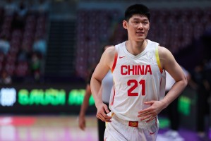 中国国家队官方称赞胡金秋：从新秀到领袖蜕变 沉默基石热血担当