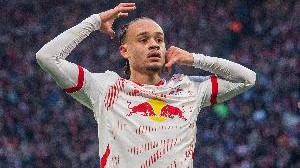 记者：红牛CEO明茨拉夫亲自介入西蒙斯交易，球员互换是可行方案